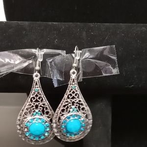 Earrings. 2 pairs